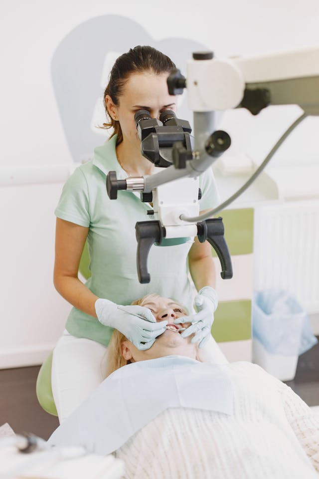 Wizyta u endodonty - jakie badania są wykonywane?