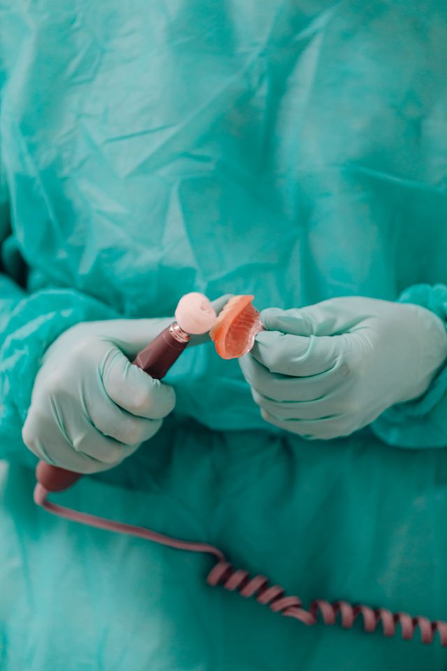 Czy proteza na implantach wygląda naturalnie?