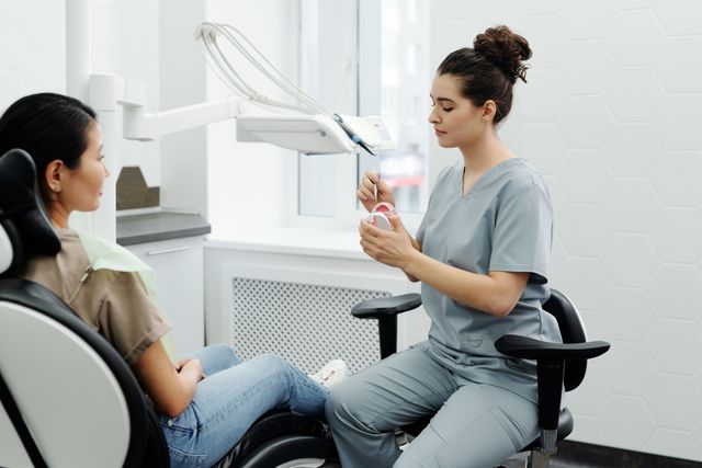 Jak wygląda pierwsza konsultacja przed wszczepieniem implantu zęba?