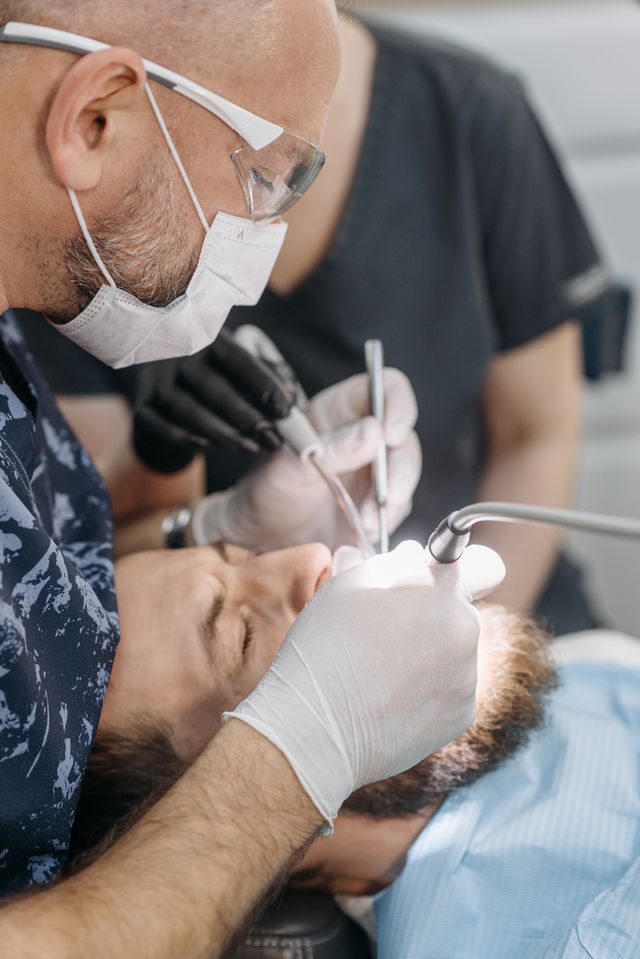 Czy podniesienie dna zatoki wykonuje chirurg szczękowy?